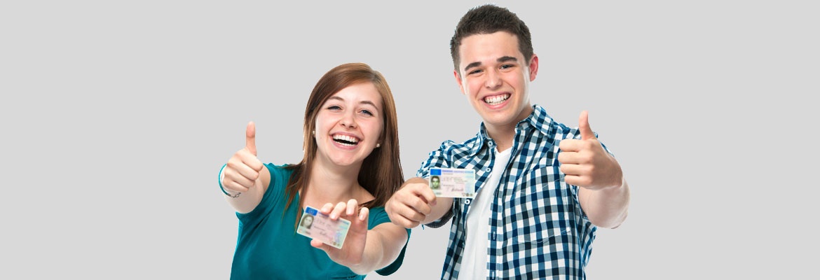 junge Frau und junger Mann mit Führerschein